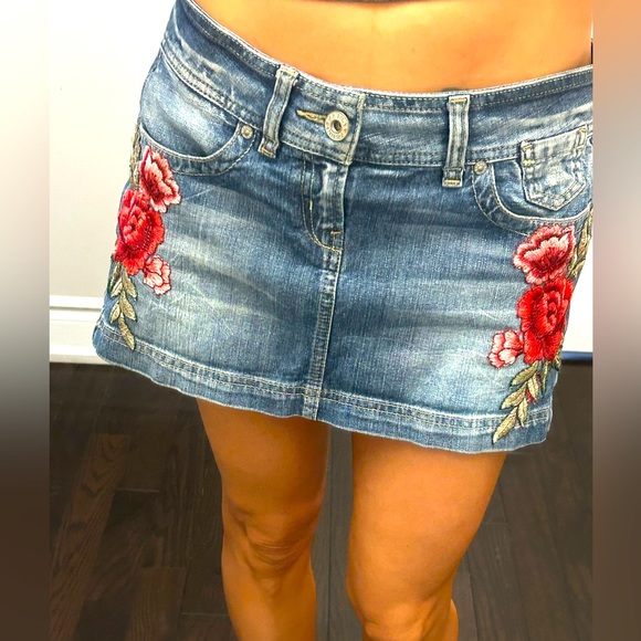 Guess mini Jean skirt with floral embellishments. Ladies size US28 - Picture 2 of 9